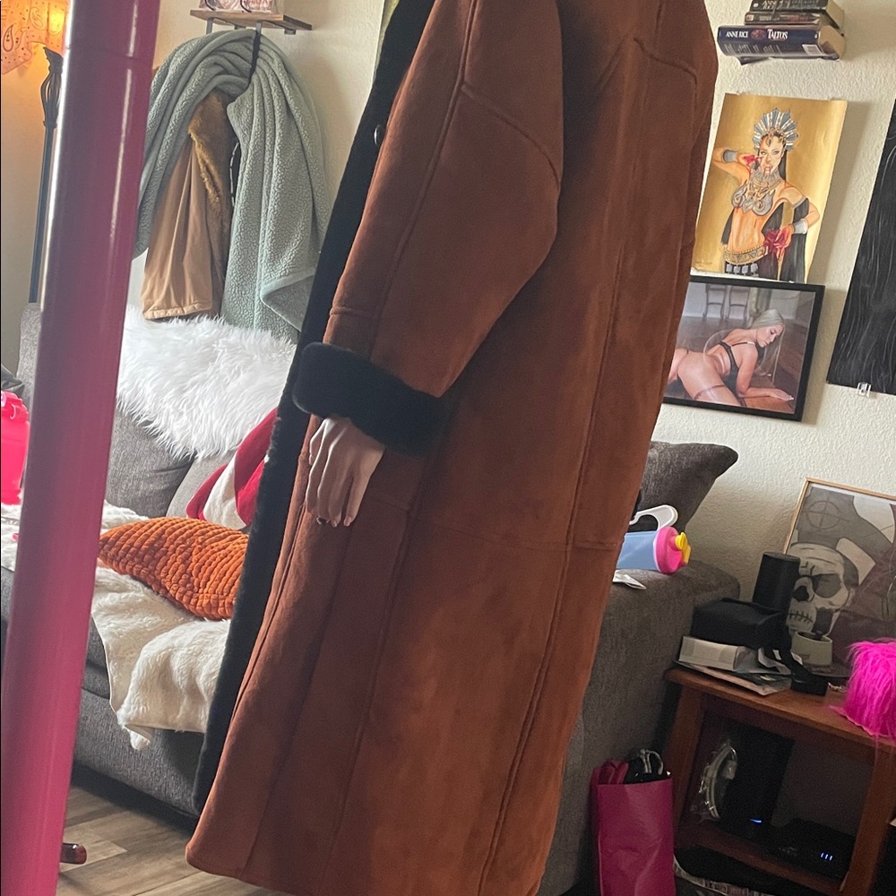 Luxurious Black and Brown Women's Coat - Picture 3 of 4